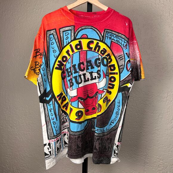 Chicago Bulls 1992 Magic Johnson AOP Back To Back Champions Large Tee - Picture 1 of 4